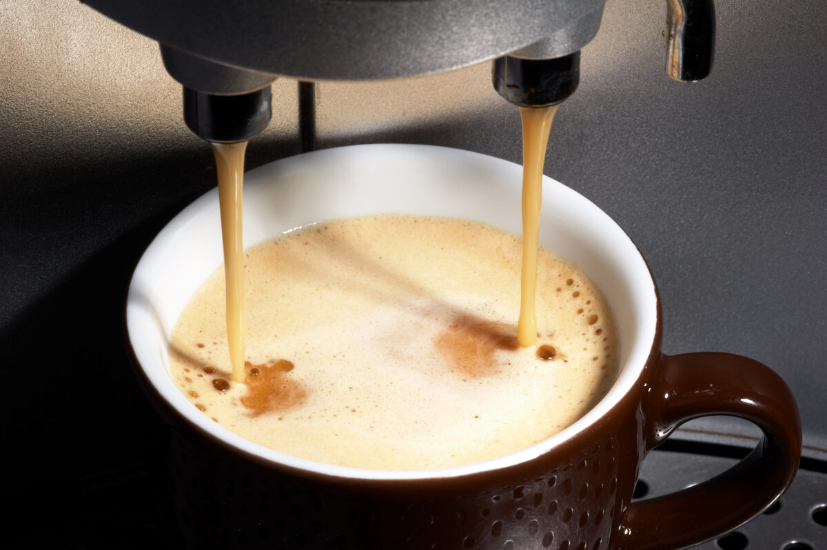 抽出され注がれるコーヒー