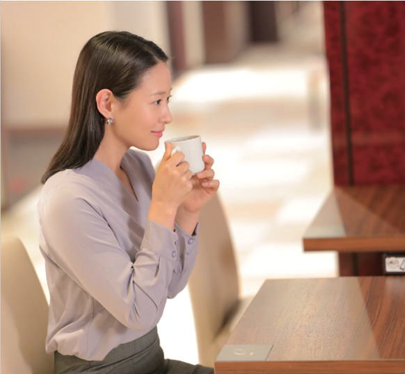 カフェでコーヒーをゆったり楽しむ女性