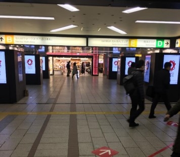 御堂筋線なんば駅北東改札を出て右へ進み、看板が見えたらBのなんばウォーク方面へ進みます。