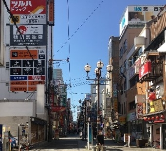 商店街に入ると左手にツルハドラッグさんのビルが見えます。同じビル内に当店が御座いますので、エレベーターで6階受付までお越しくださいませ。