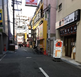 路地に入ると当店の看板が右手に見えます。