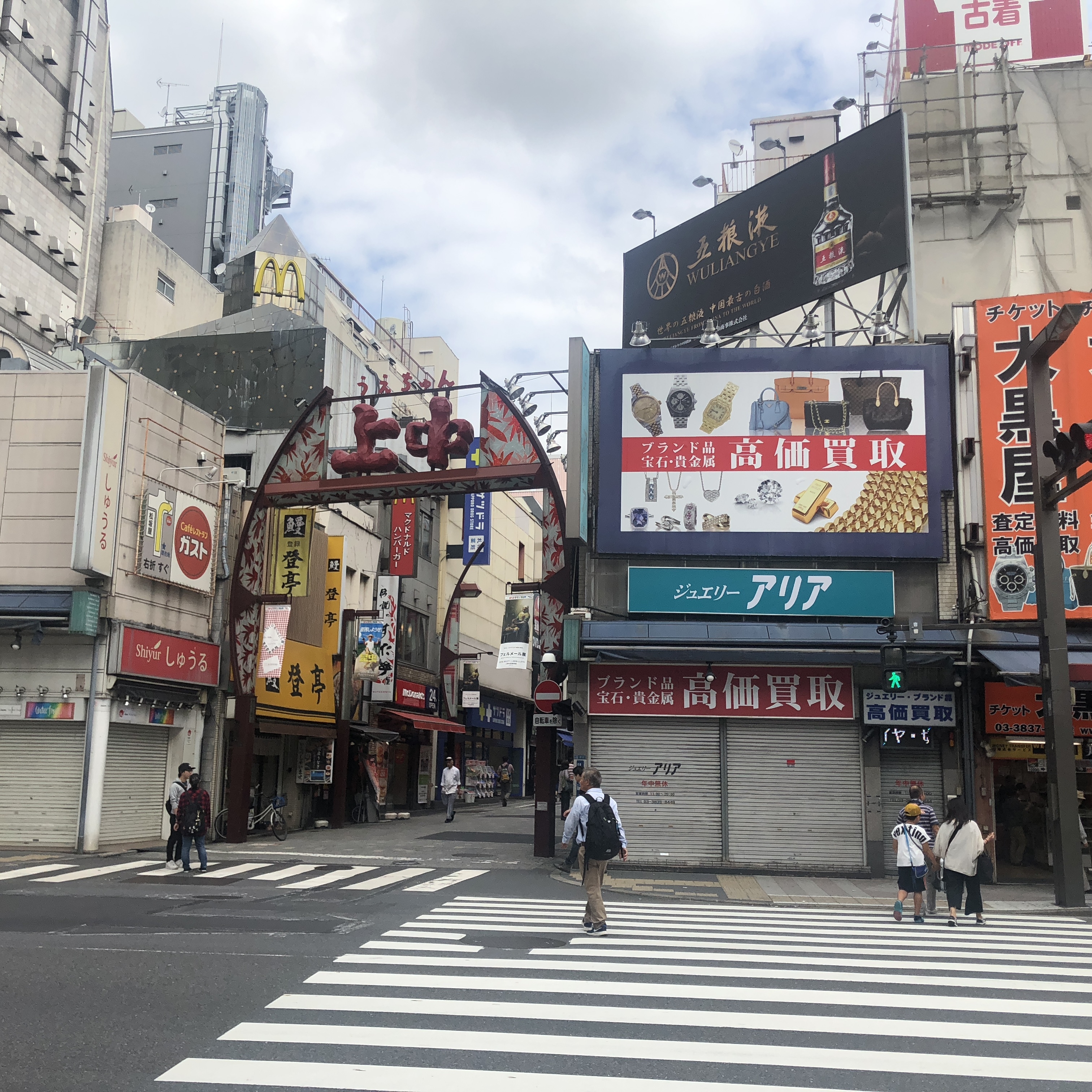 横断歩道を渡り、上中通りを進みます。