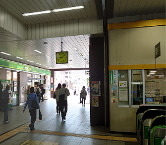 JR成田駅改札を出て右(東口)へ向かいます。