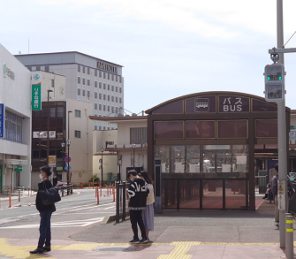 歩道を道なりに進み交差点を渡り,京成成田駅の手前のバス乗り場から「⑥イオンモール成田行き」のバスに乗ります