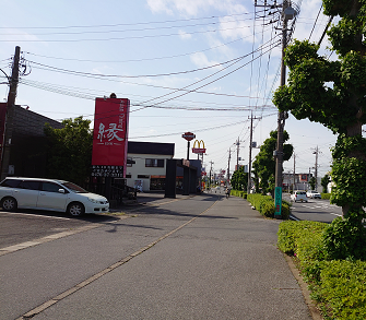 「住宅入口」バス停を下車しましたら、バスの進行方向と同方向のマクドナルド側に進みます。