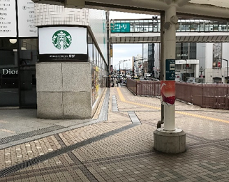北口デッキを直進して原町田大通り方面へ向かい、階段を下った後、2つ目の信号まで直進します。