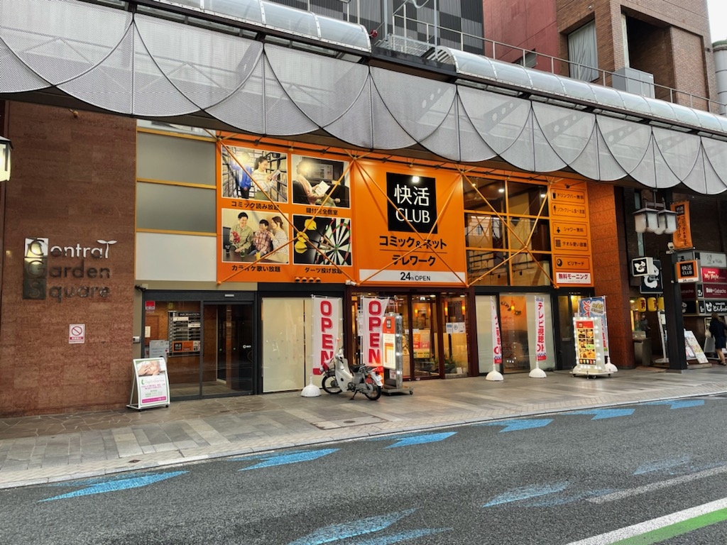 左手こちらのビルが当店でございます。