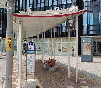 6番バス乗り場から、八代線「ボンベルタ行」「はなのき台行」「成田湯川駅」行にて「住宅入口」へ向かうバスに乗ります。※成田駅から約7分、220円（税込）
